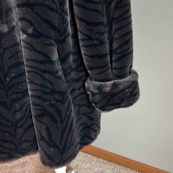 Gallery Woman’s Zebra Print Faux Fur Coat - Size L - Picture 3 of 11
